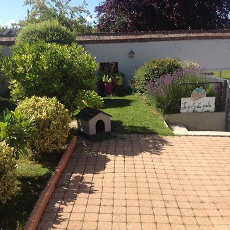 Le Jardin Des Poules Bed and Breakfast Thiétreville Esterno foto