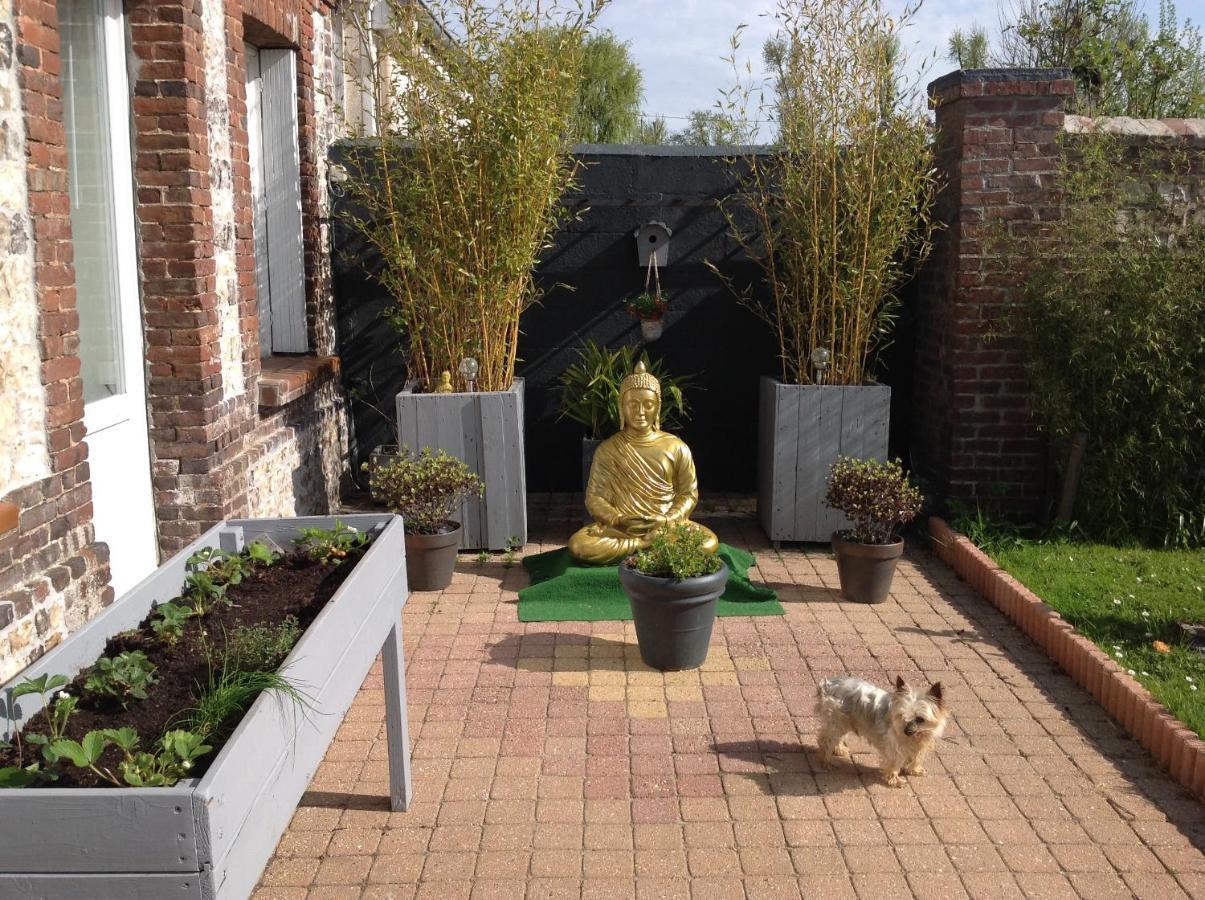Bed and Breakfast Le Jardin Des Poules Thiétreville Esterno foto