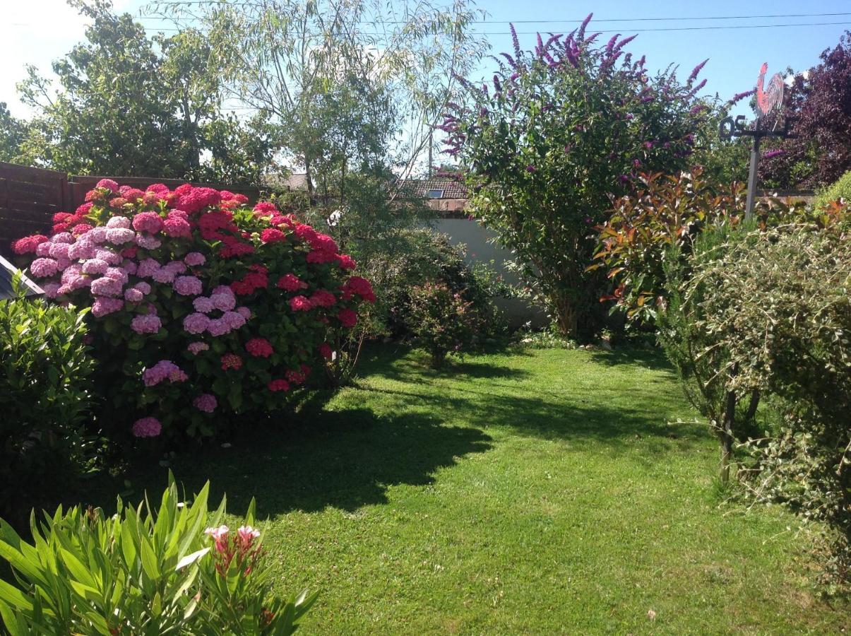 Le Jardin Des Poules Bed and Breakfast Thiétreville Esterno foto