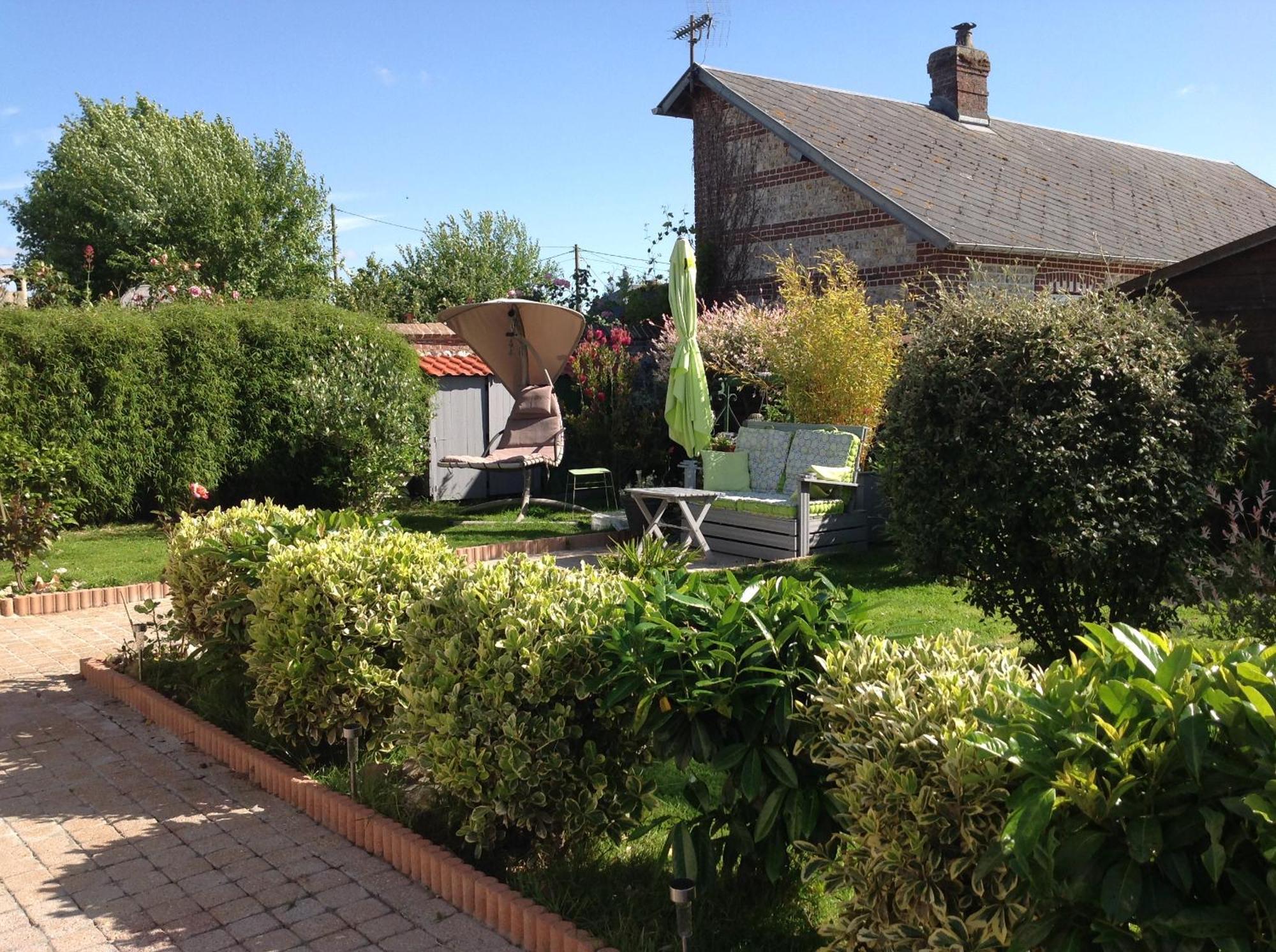 Bed and Breakfast Le Jardin Des Poules Thiétreville Esterno foto