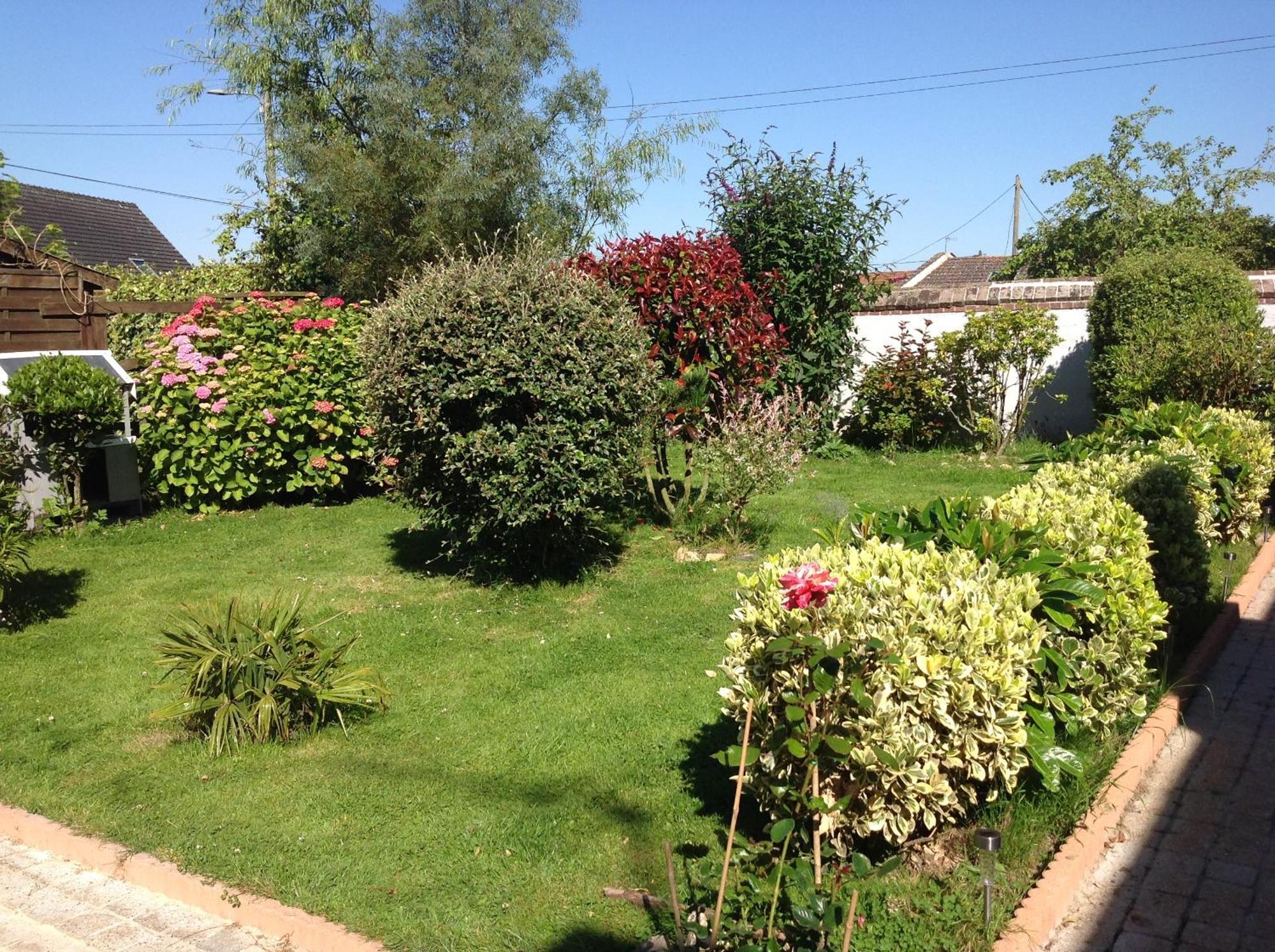 Bed and Breakfast Le Jardin Des Poules Thiétreville Esterno foto